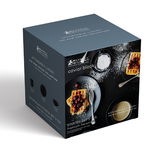Starter-Set 3-tlg. Caviar Black von Maxwell & Williams, Verpackung in schräger Perspektive mit Abbildung von Waffeln und Geschirr.