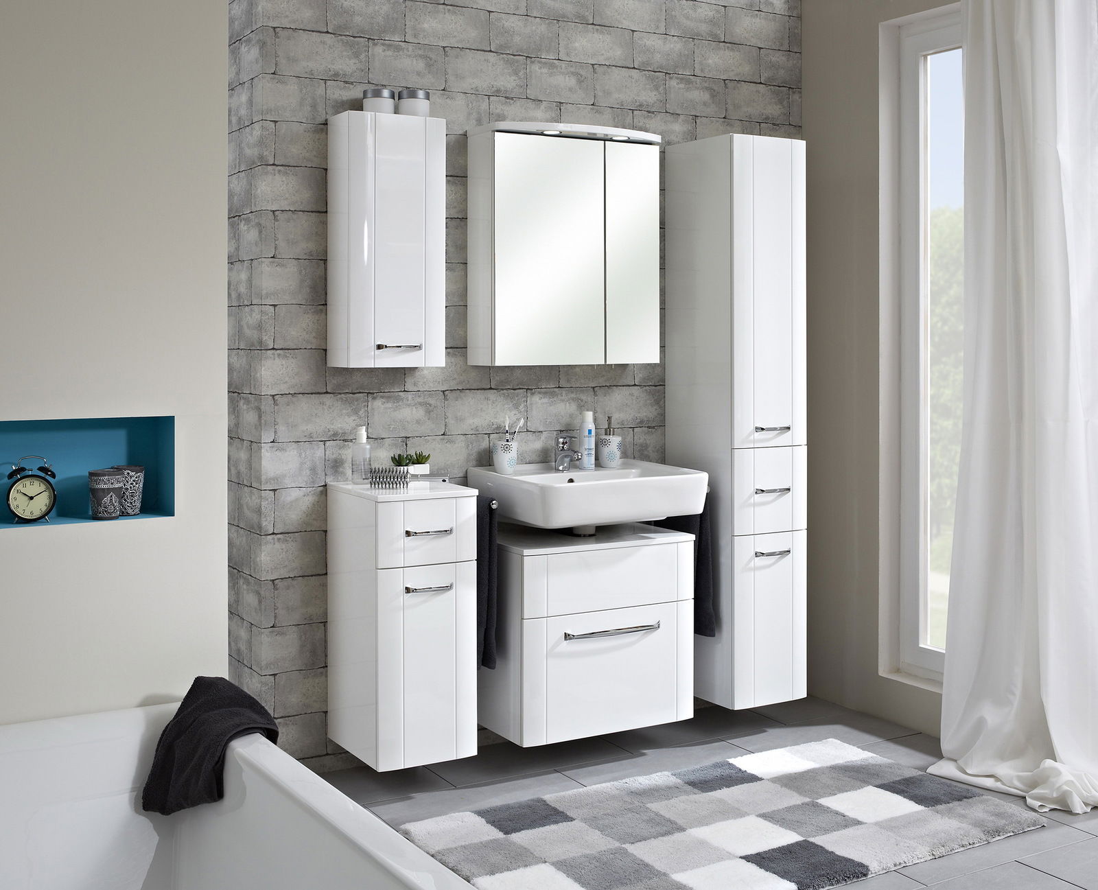 XORA Spiegelschrank SERIE 3006 Moderner Spiegelschrank in einem stilvollen Badezimmer, frontal betrachtet.