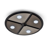 Runde moderne Deckenleuchte mit schwarzem Rahmen, vier rauchfarbenen Segmenten und vier leuchtenden LED-Spots, aus schräger Untersicht vor weißem Hintergrund