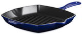 Blaue Grillpfanne aus Gusseisen mit Rillen, seitliche Perspektive