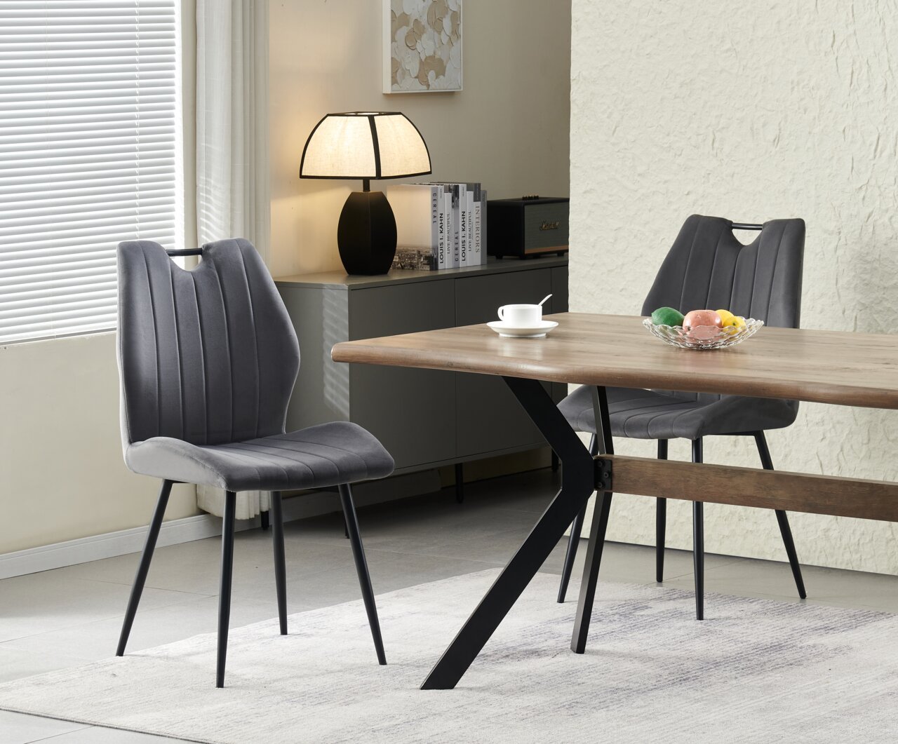 MID.YOU Stuhl 2er-Set CHRISTIN Schwarzer Esstisch mit Holzplatte und X-förmigem Metallgestell, daneben zwei graue Polsterstühle im modernen Esszimmer, Perspektive: leicht seitliche Frontansicht auf Tisch und Stühle