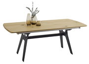 Moderner Esstisch aus Holz mit Metallbeinen, seitliche Perspektive, dekoriert mit Glasvasen.