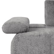 Graues Sofa 2-Sitzer mit weicher Textur, Nahaufnahme der Armlehne und Rückenlehne von der Seite
