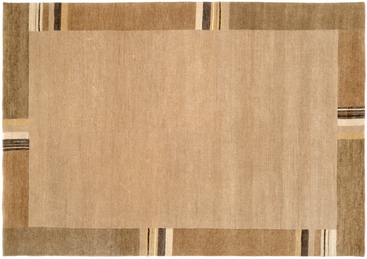 Wollteppich in rechteckiger Form mit einem minimalistischen Design in Erdtönen, aus der Vogelperspektive fotografiert.