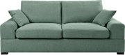 Grünes 2-Sitzer-Stoffsofa mit zwei großen Sitz- und Rückenkissen sowie zwei kleinen Zierkissen, frontale Ansicht auf weißem Hintergrund