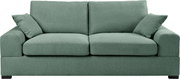 Grünes 2-Sitzer-Stoffsofa mit zwei großen Sitz- und Rückenkissen sowie zwei kleinen Zierkissen, frontale Ansicht auf weißem Hintergrund
