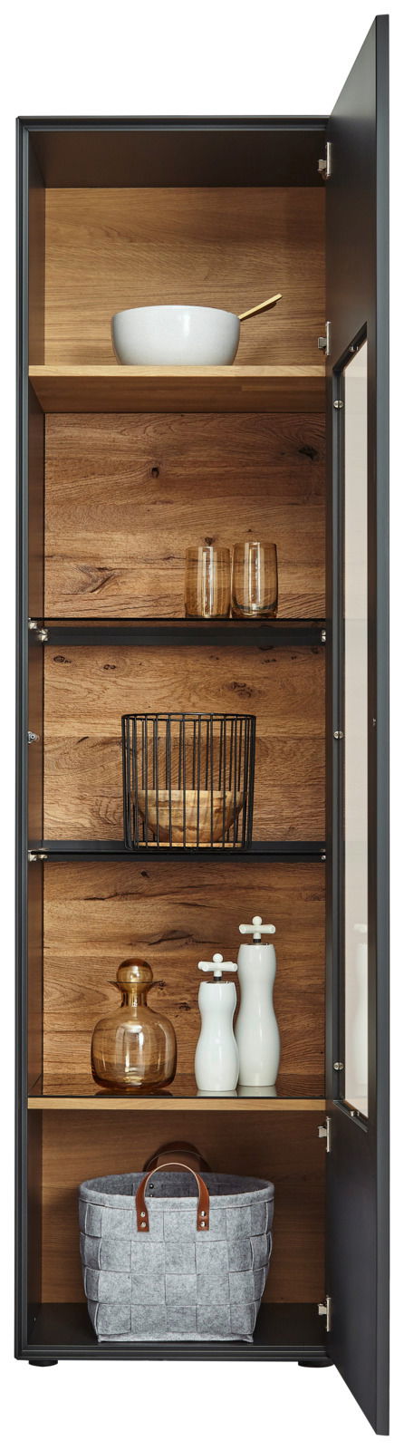 Geöffnete Vitrine mit Holzböden, gefüllt mit Geschirr und Dekorationen, aus frontaler Perspektive.