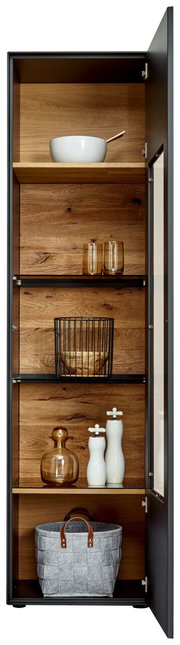 Geöffnete Vitrine mit Holzböden, gefüllt mit Geschirr und Dekorationen, aus frontaler Perspektive.