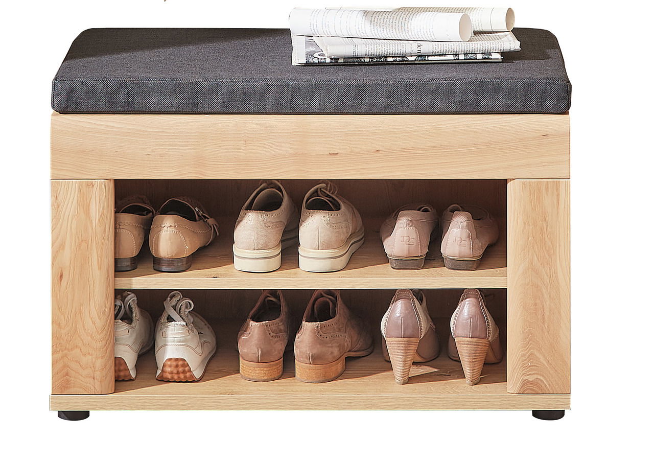 Garderobenbank aus Holz mit schwarzem Sitzpolster, zwei Regalböden für Schuhe, frontal fotografiert.