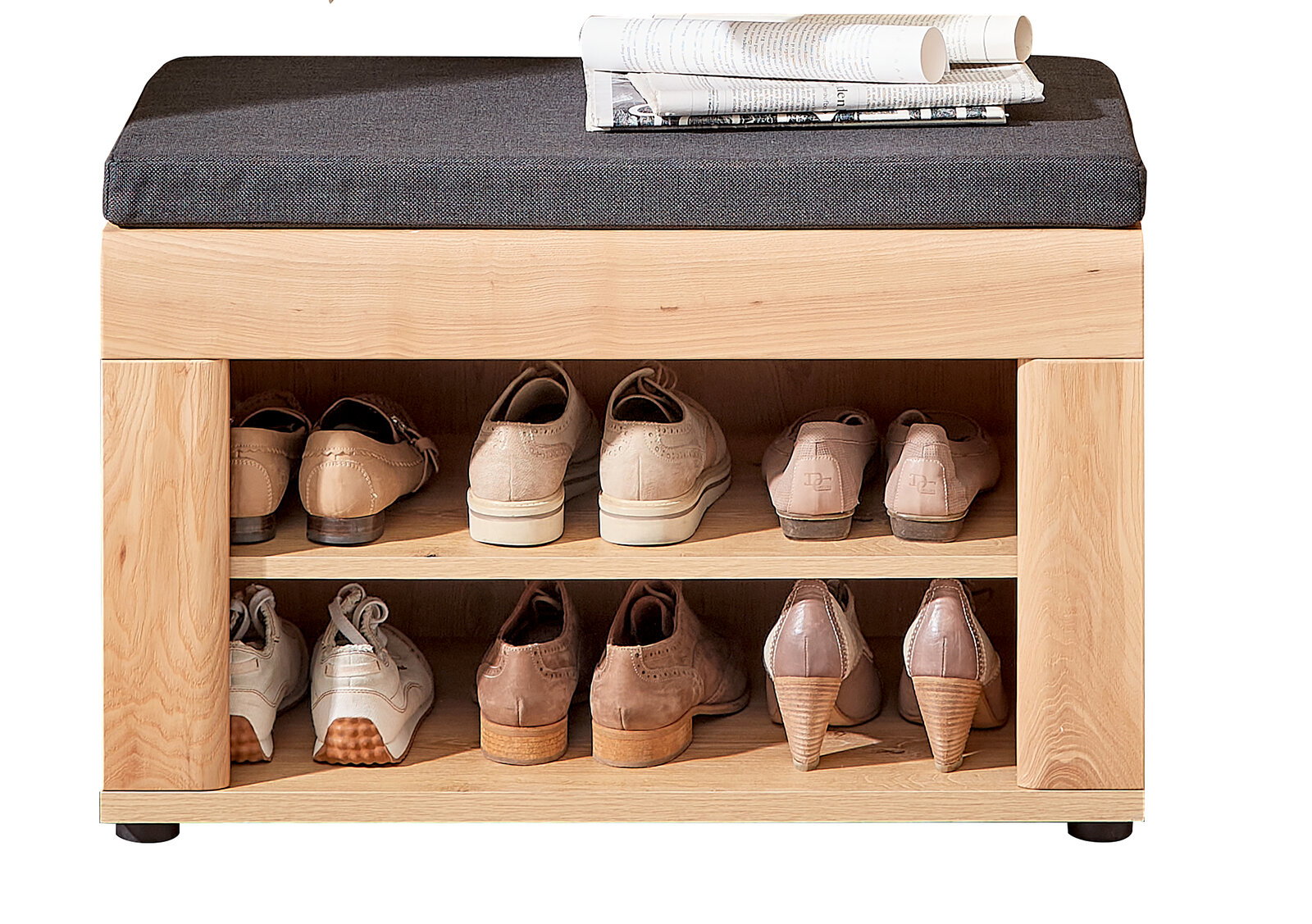 Garderobenbank aus Holz mit schwarzem Sitzpolster, zwei Regalböden für Schuhe, frontal fotografiert.