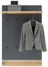 Garderobenpaneel in Frontansicht mit grauem Anzug auf einem Kleiderbügel, Holzablage oben mit Boxen.