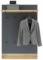 Garderobenpaneel in Frontansicht mit grauem Anzug auf einem Kleiderbügel, Holzablage oben mit Boxen.