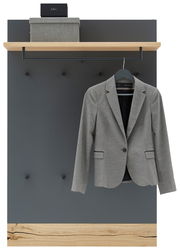 Garderobenpaneel in Frontansicht mit grauem Anzug auf einem Kleiderbügel, Holzablage oben mit Boxen.
