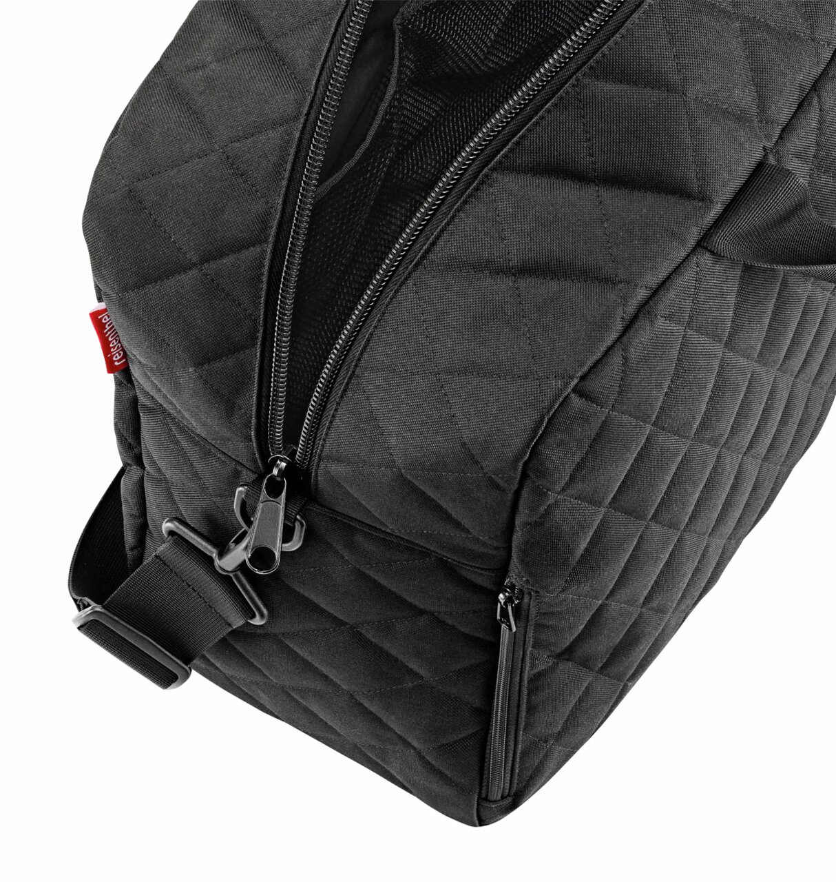Schwarze Duffelbag mit Rautenmuster, Nahaufnahme von oben mit sichtbarem Reißverschluss und Tragegurt.