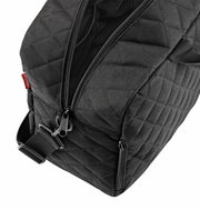 Schwarze Duffelbag mit Rautenmuster, Nahaufnahme von oben mit sichtbarem Reißverschluss und Tragegurt.