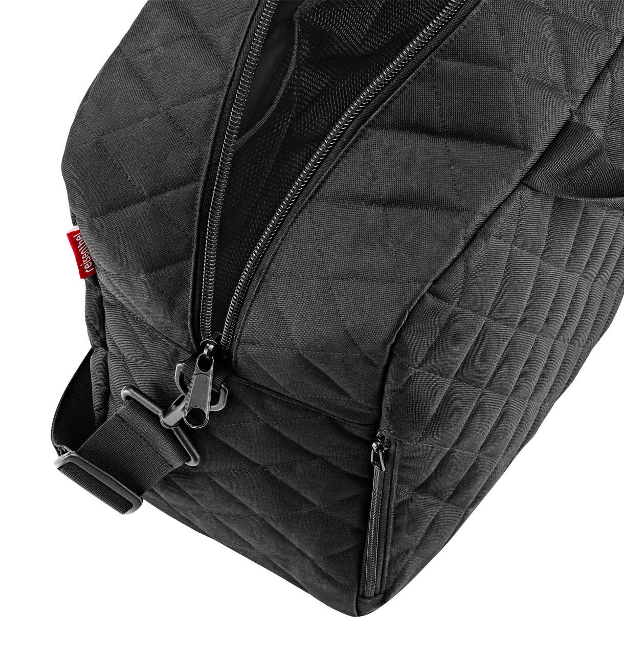 Schwarze Duffelbag mit Rautenmuster, Nahaufnahme von oben mit sichtbarem Reißverschluss und Tragegurt.