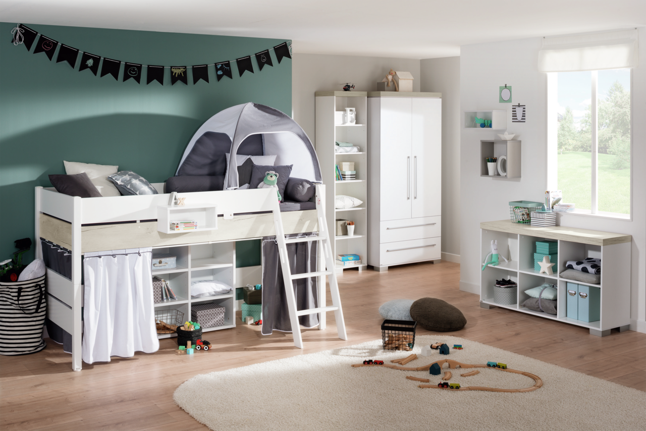 Kinderzimmer mit Hochbett, Kleiderschrank und Spielbereich, seitliche Perspektive