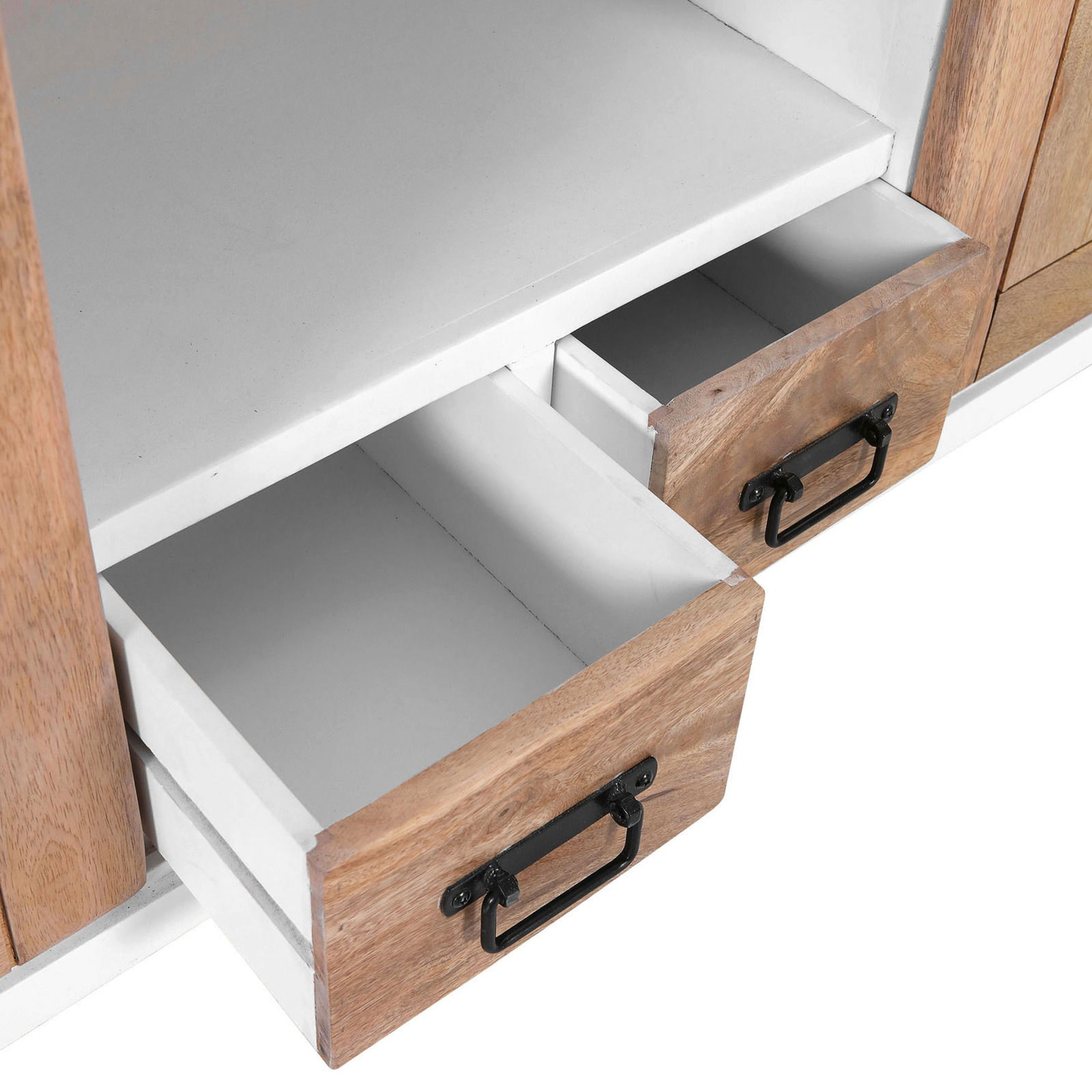 Nahaufnahme eines Sideboards mit zwei offenen Schubladen aus Holz und Metallgriffen, Perspektive von oben.