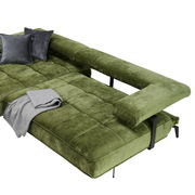 Grüne Longchairkombination mit samtiger Oberfläche, zwei grauen Kissen und einer grauen Decke, aus der Vogelperspektive betrachtet.