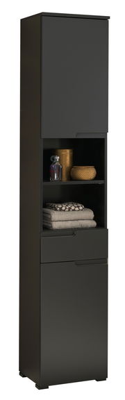 Schwarzer Hochschrank mit zwei geschlossenen Fächern und einem offenen Regal in der Mitte, gefüllt mit Handtüchern und Dekorationsgegenständen. Frontalansicht.