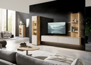 Modernes Wohnzimmer mit wandmontierter TV-Wohnwand in Holz- und Weißoptik, schwebendem Lowboard, Vitrine und beleuchtetem Wandregal; Perspektive: frontale, leicht seitliche Weitwinkelansicht.