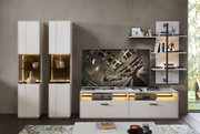 Moderne Wandkombination in Weiß mit beleuchteten Vitrinen, TV-Schrank und Regalen, frontal betrachtet.