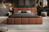 Modernes Polsterbettgestell in warmem Braunton, frontal fotografiert in einem stilvoll eingerichteten Schlafzimmer mit eleganten Dekorationselementen.