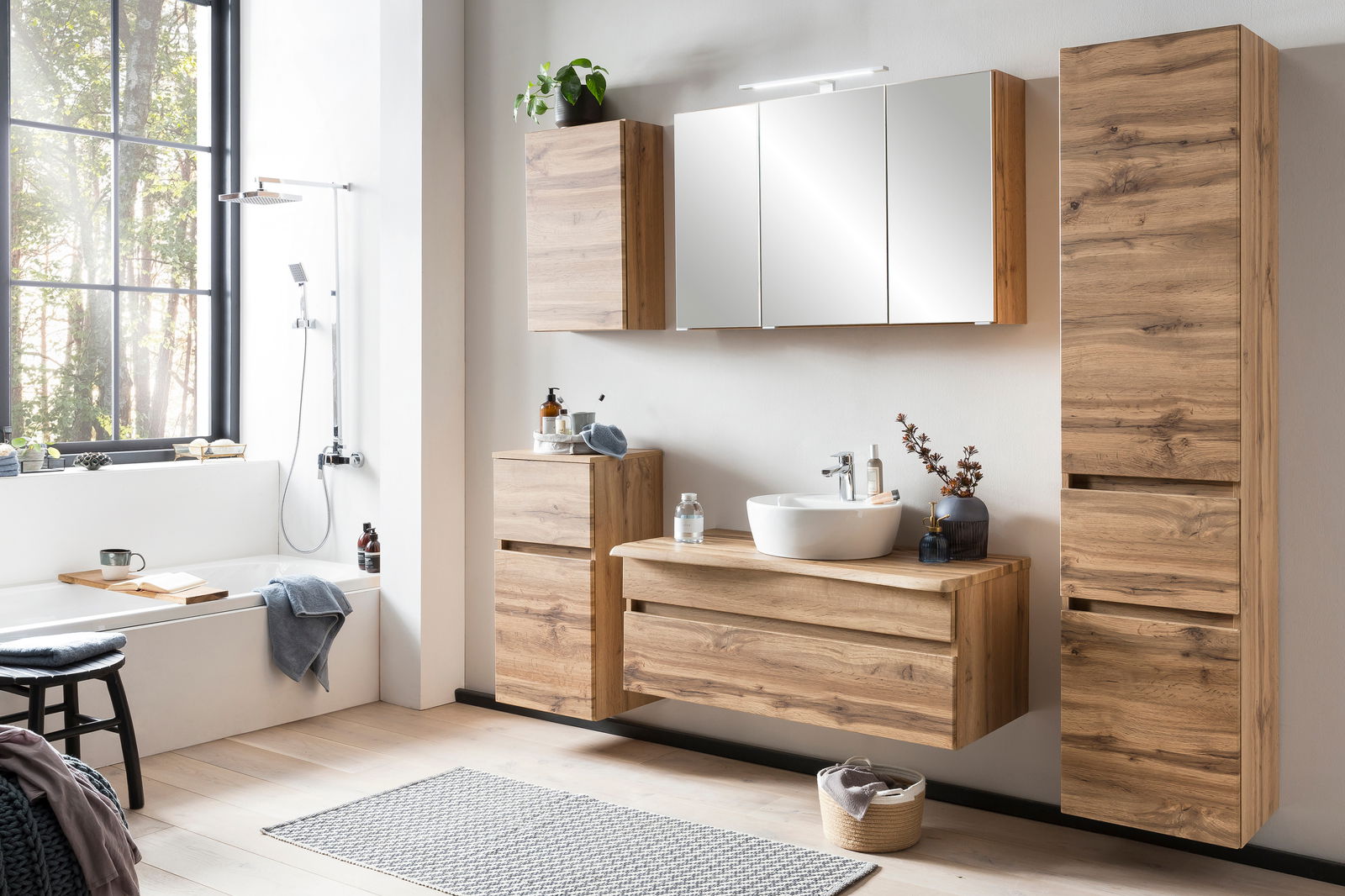 Moderner Spiegelschrank in einem stilvollen Badezimmer mit Holzschränken, Waschbecken und Dekorationen, aus der Perspektive von vorne betrachtet.