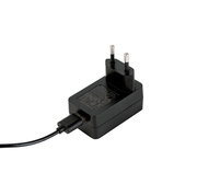 Schwarzes Netzteil mit zwei Eurosteckern und Kabel, seitliche Perspektive