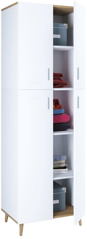 Weißer Kleiderschrank mit Holzoberseite und Holzfüßen, zwei teilweise geöffnete Türen mit Einlegeböden und gefalteter Kleidung, schräg von vorn rechts fotografiert