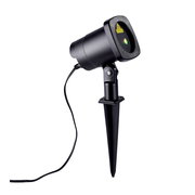 Schwarzer Outdoor-Laserprojektor mit Erdspieß und Stromkabel, seitliche 3/4-Ansicht von vorn auf weißem Hintergrund