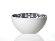 Schüssel mit weißer Außenseite und dekorativem, grauem Muster auf der Innenseite, seitliche Perspektive