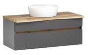 Moderner Waschtisch mit grauem Korpus und Holzplatte, darauf ein weißes Aufsatzwaschbecken. Perspektive: Frontalansicht.