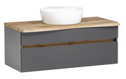 Moderner Waschtisch mit grauem Korpus und Holzplatte, darauf ein weißes Aufsatzwaschbecken. Perspektive: Frontalansicht.