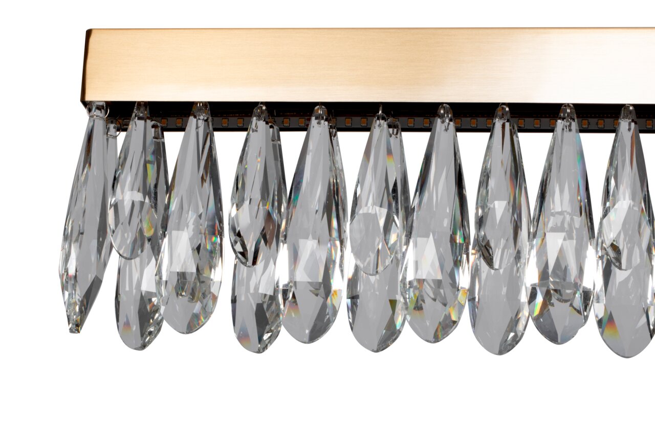 Nahaufnahme einer LED-Pendelleuchte mit tropfenförmigen Kristallen und einem goldenen Rahmen, seitliche Perspektive.