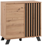 Kommode aus Holz mit einer Tür und vertikalen schwarzen Streifen, schräg von vorne fotografiert.