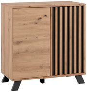 Kommode aus Holz mit einer Tür und vertikalen schwarzen Streifen, schräg von vorne fotografiert.