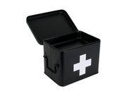 Schwarze Aufbewahrungsbox mit weißem Kreuz, geöffnet, aus schräger Perspektive fotografiert.