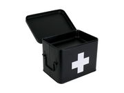 Schwarze Aufbewahrungsbox mit weißem Kreuz, geöffnet, aus schräger Perspektive fotografiert.