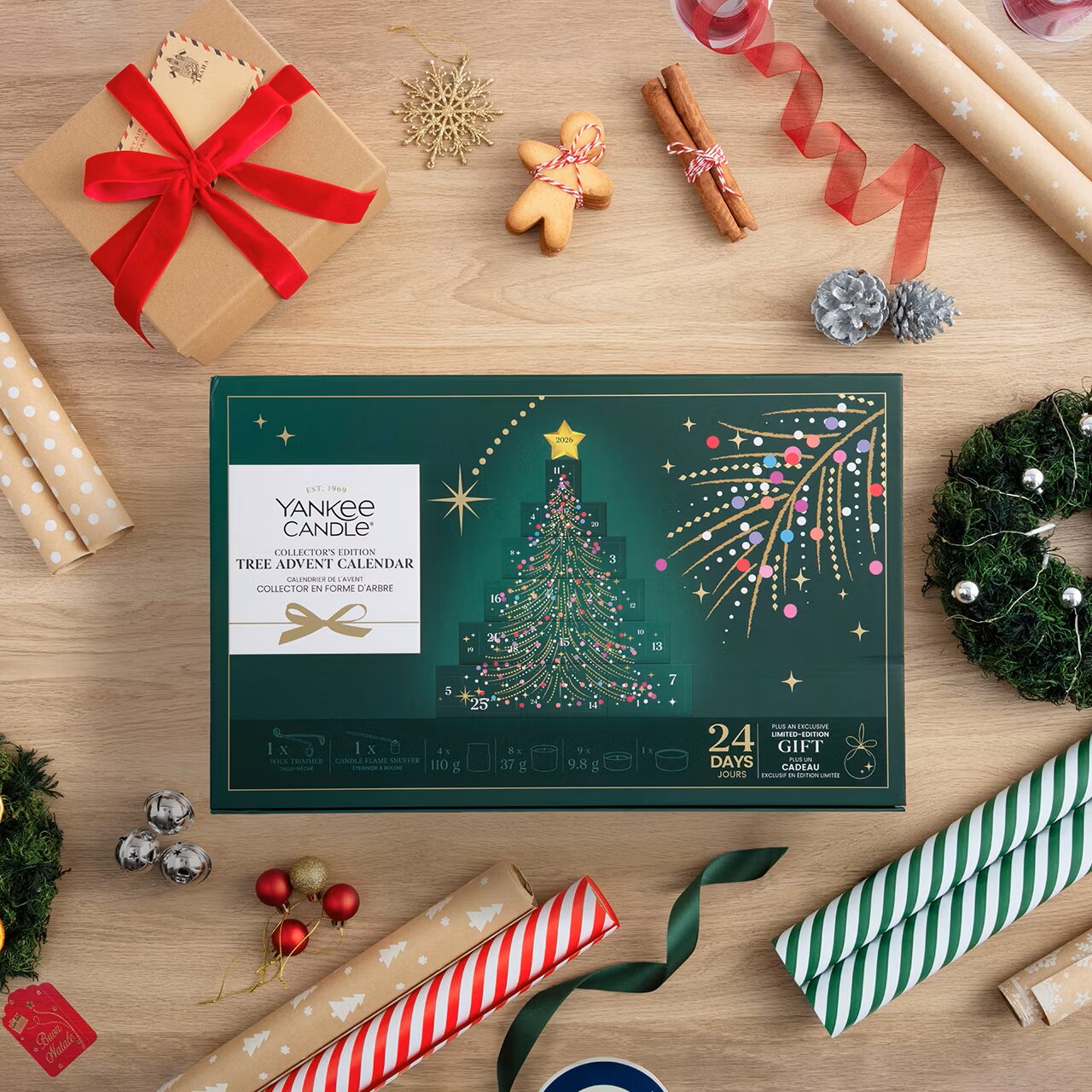 Yankee Candle Tree Advent Calendar für 24 Tage in dunkelgrüner Geschenkbox mit stilisiertem Weihnachtsbaum, aus der Vogelperspektive in festlicher Geschenkverpackungs-Szenerie gezeigt