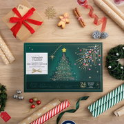 Yankee Candle Tree Advent Calendar für 24 Tage in dunkelgrüner Geschenkbox mit stilisiertem Weihnachtsbaum, aus der Vogelperspektive in festlicher Geschenkverpackungs-Szenerie gezeigt