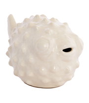 Keramik-Ornament in Form eines Kugelfisches, seitliche Perspektive