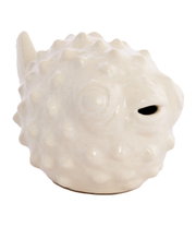Keramisch ornament in de vorm van een kogelvis, zijaanzicht