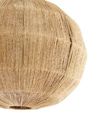 Nahaufnahme einer Hängeleuchte aus geflochtenem Naturmaterial, seitliche Perspektive