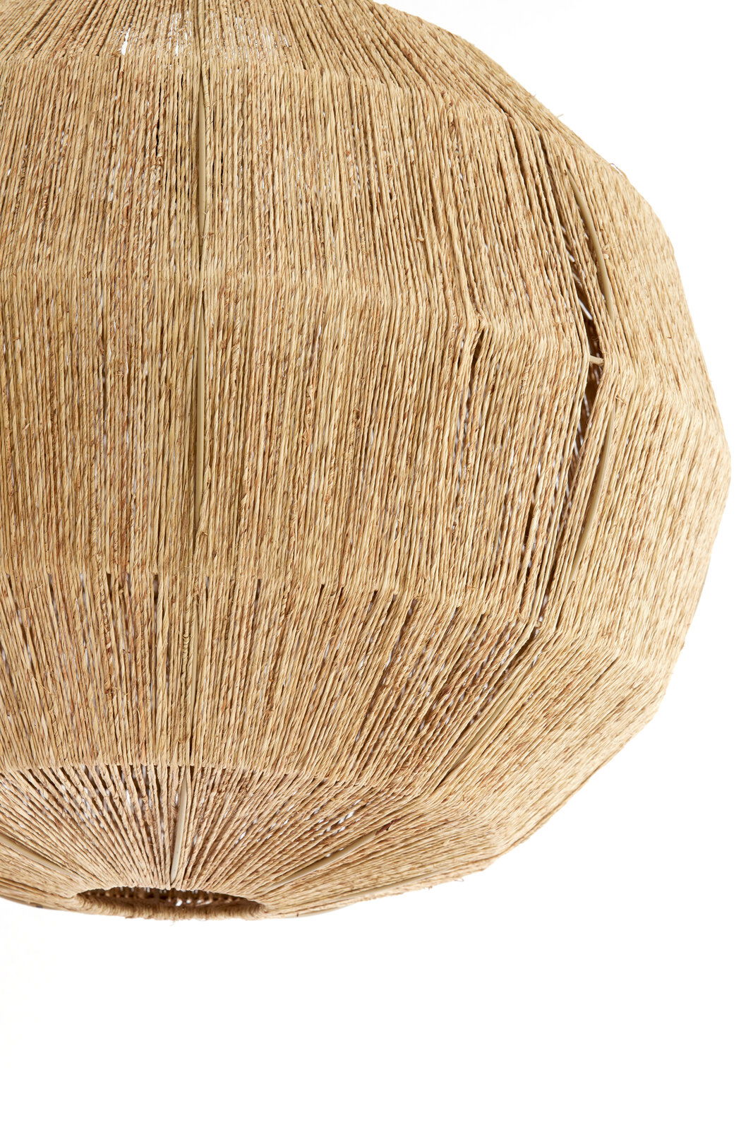 Nahaufnahme einer Hängeleuchte aus geflochtenem Naturmaterial, seitliche Perspektive