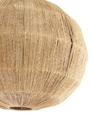 Nahaufnahme einer Hängeleuchte aus geflochtenem Naturmaterial, seitliche Perspektive