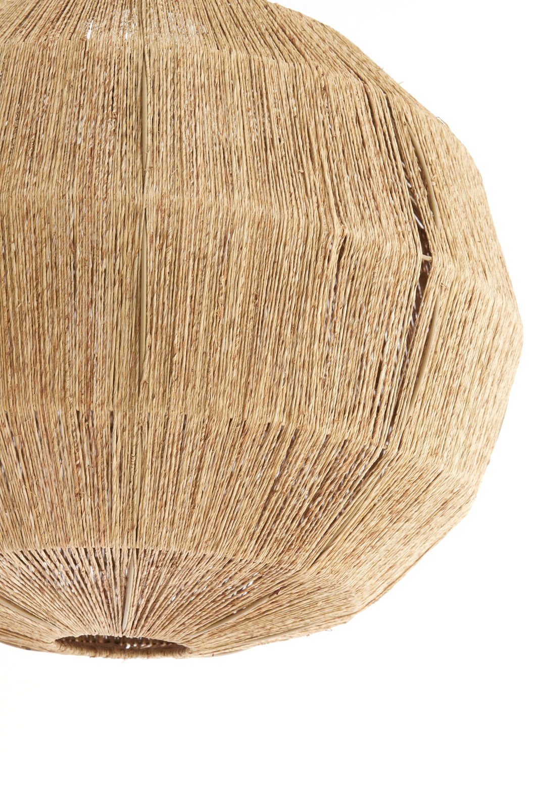 Nahaufnahme einer Hängeleuchte aus geflochtenem Naturmaterial, seitliche Perspektive