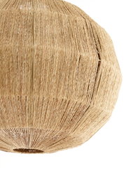 Nahaufnahme einer Hängeleuchte aus geflochtenem Naturmaterial, seitliche Perspektive