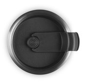 Ansicht von oben auf den Deckel eines Thermobechers, schwarz mit Klappverschluss.