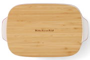 Vogelperspektive auf eine rechteckige Auflaufform mit Deckel aus Holz, Marke KitchenAid, 26 cm.